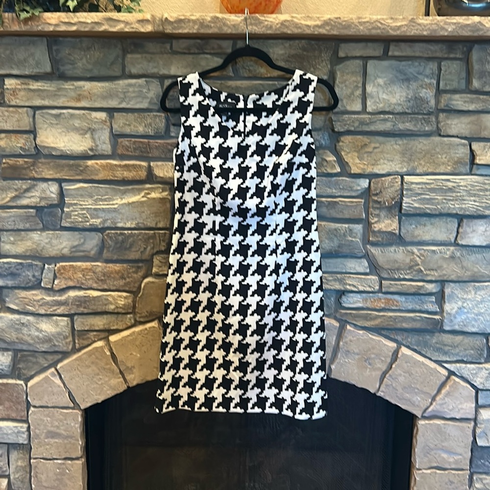 EUC Alyx Black & White Houndstooth Pattern V-neck Mini Dress - Size 6.